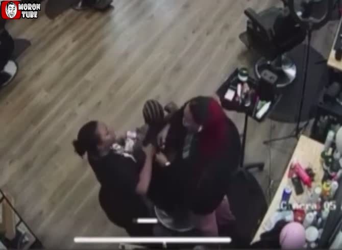 Video :The young girl's mother refuses to pay, so the hairdresser shaves her hair